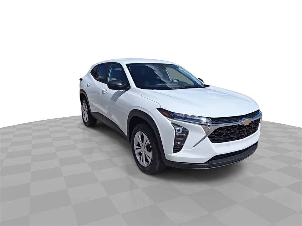 Used 2025 Chevrolet Trax LS image 2