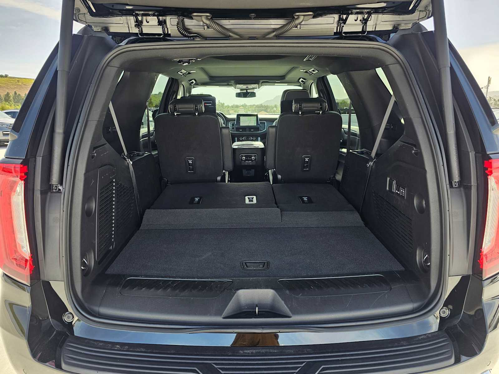 Used 2023 GMC Yukon SLT w/ SLT Premium Package image 17