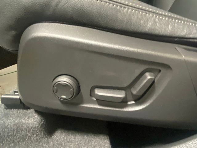 Certified 2025 Volvo XC40 B5 Ultra image 12