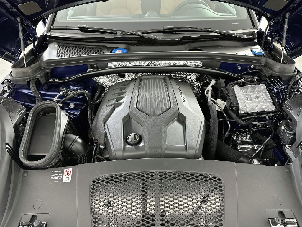 Certified 2026 Porsche Macan AWD/4WD image 32