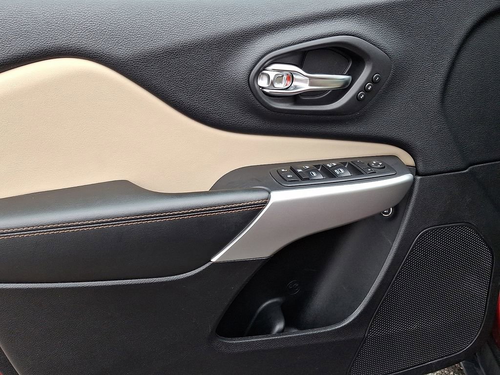 Used 2017 Jeep Cherokee Limited w/ Luxury Group image 13