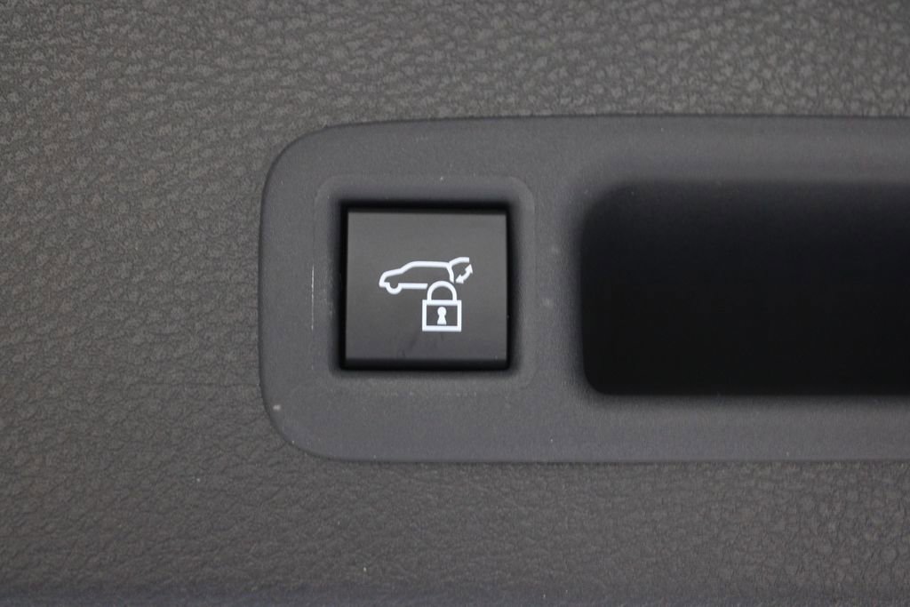 Used 2025 Toyota Sienna Platinum image 17