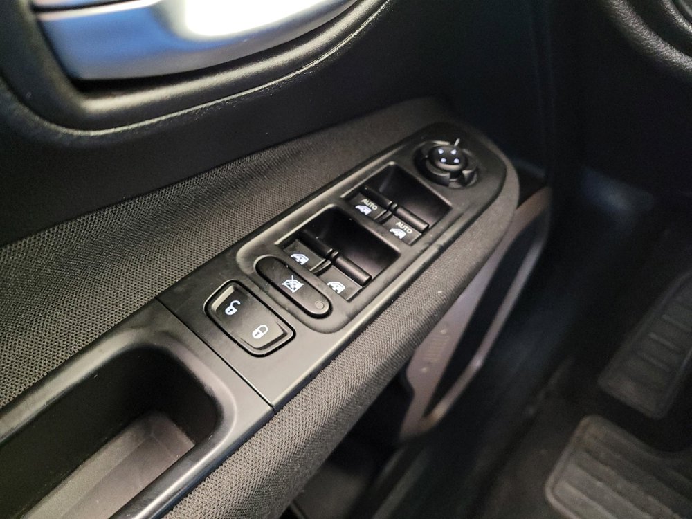 Used 2015 Jeep Renegade Latitude FWD image 27