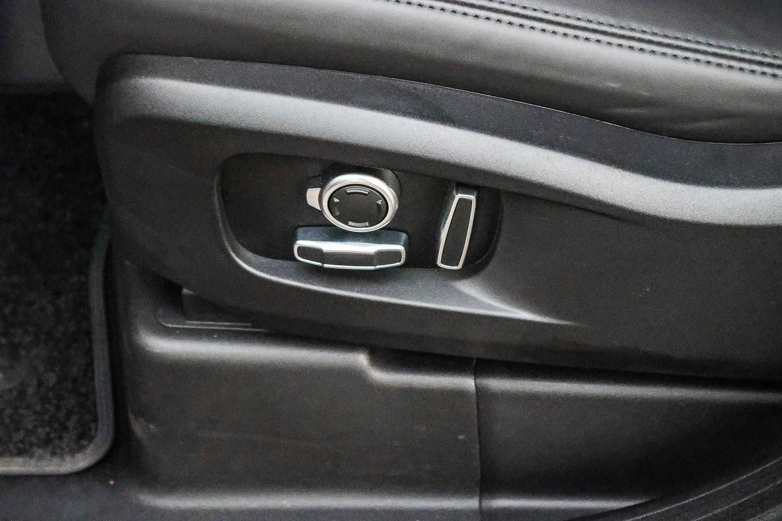 New 2026 Land Rover Defender 130 X-Dynamic SE image 30