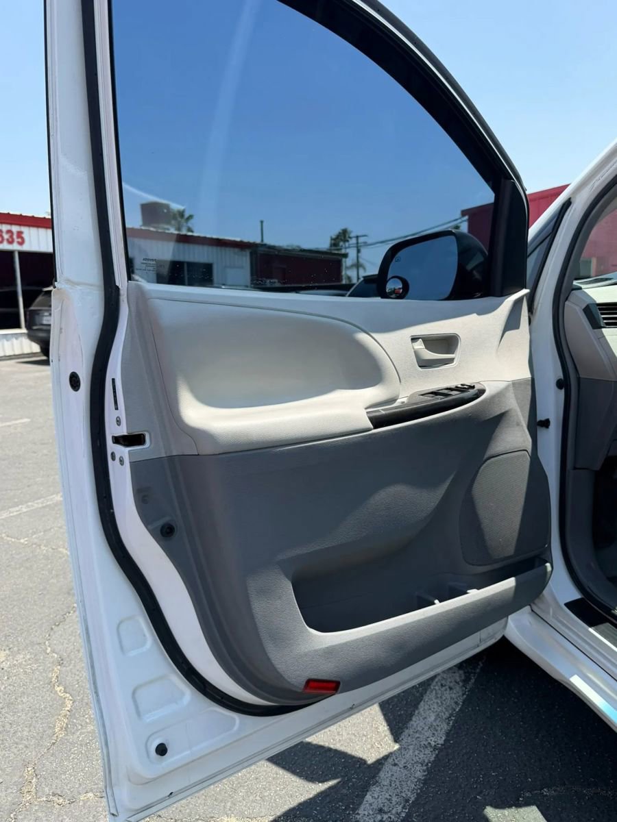 Used 2014 Toyota Sienna LE FWD image 21
