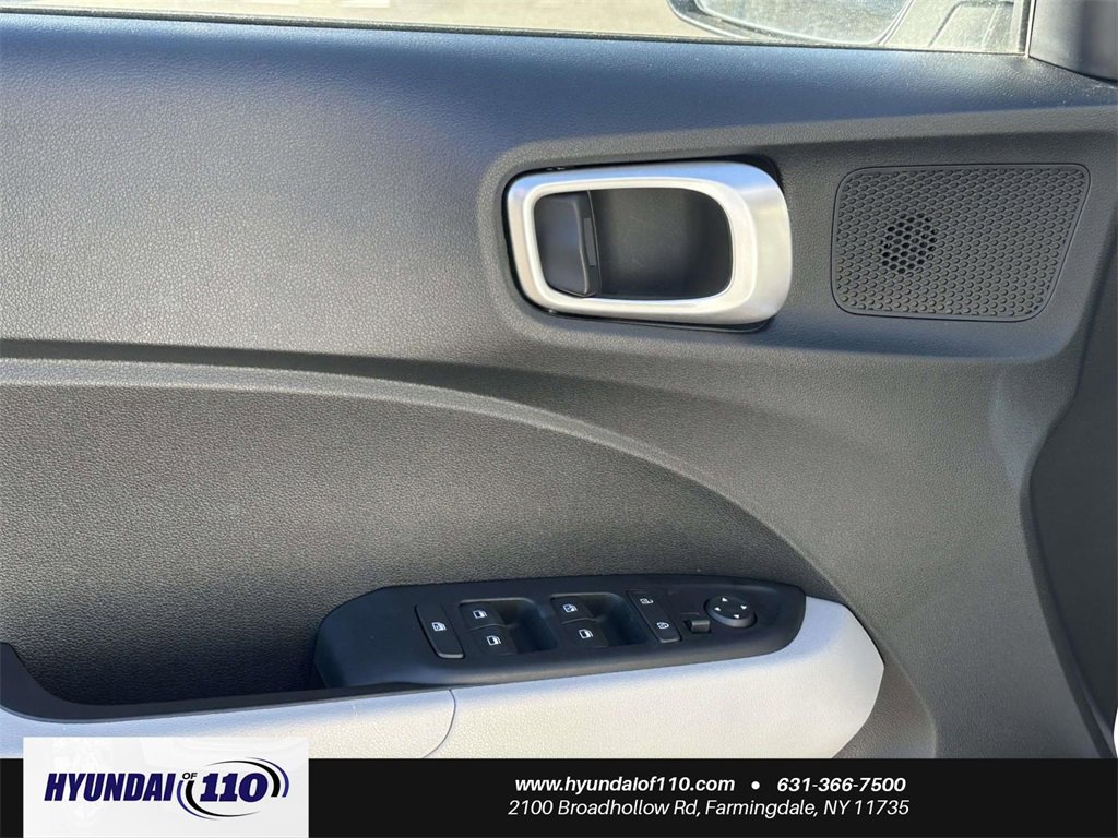 Used 2025 Hyundai Venue SEL image 15