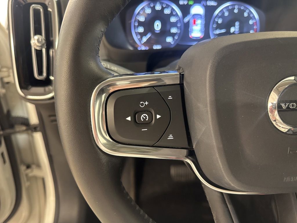 Used 2020 Volvo XC40 T5 Momentum w/ Protection Package Premier