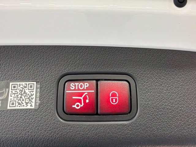 Used 2025 Mercedes-Benz GLC 300 4MATIC image 30