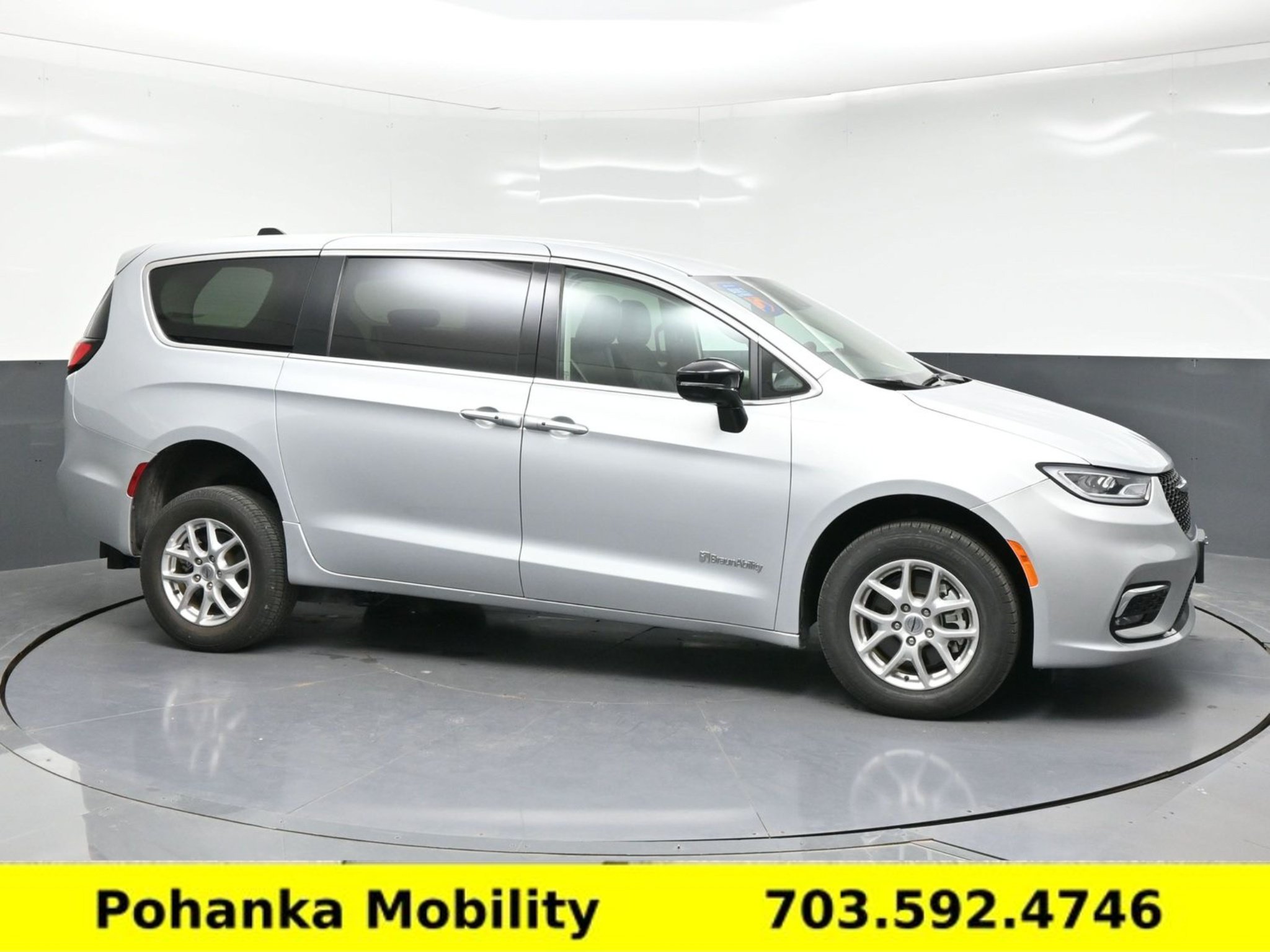 Used 2024 Chrysler Pacifica Touring-L FWD image 10