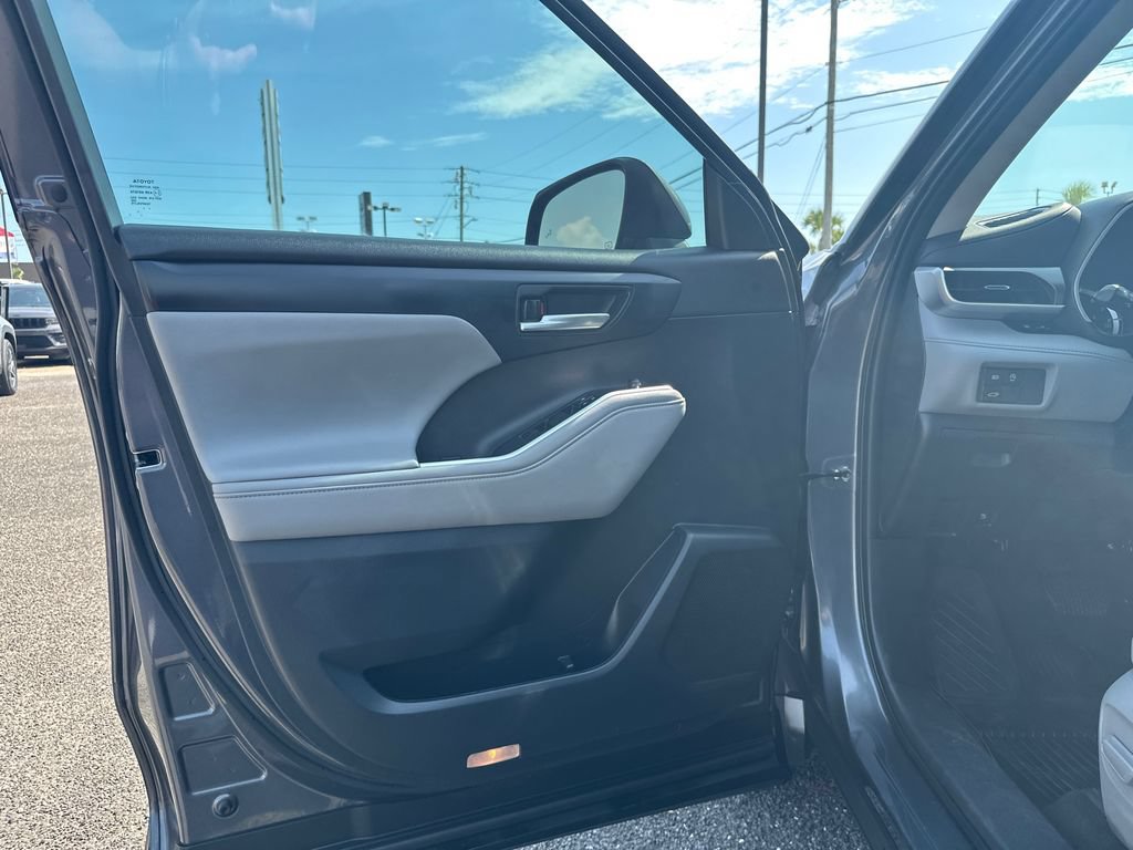 Used 2023 Toyota Highlander XLE FWD image 11
