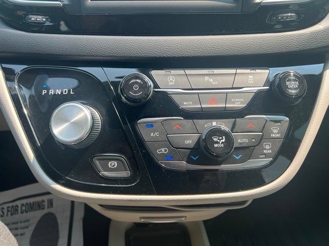 Used 2019 Chrysler Pacifica Touring-L FWD image 18