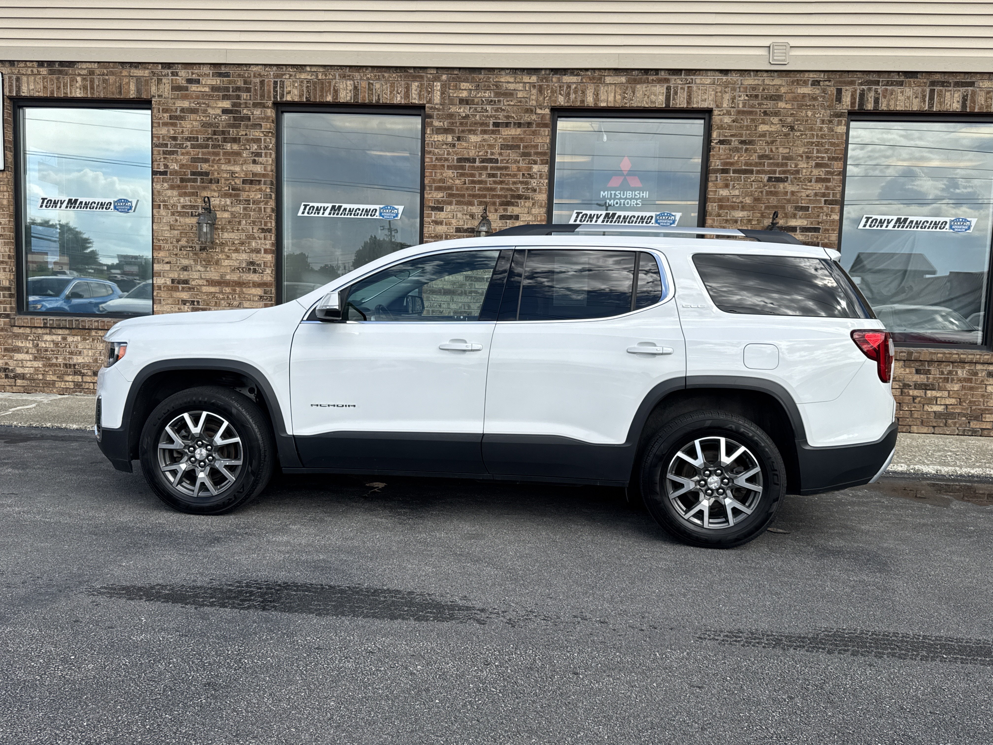 Used 2020 GMC Acadia SLE w/ Driver Convenience Package FWD image 2