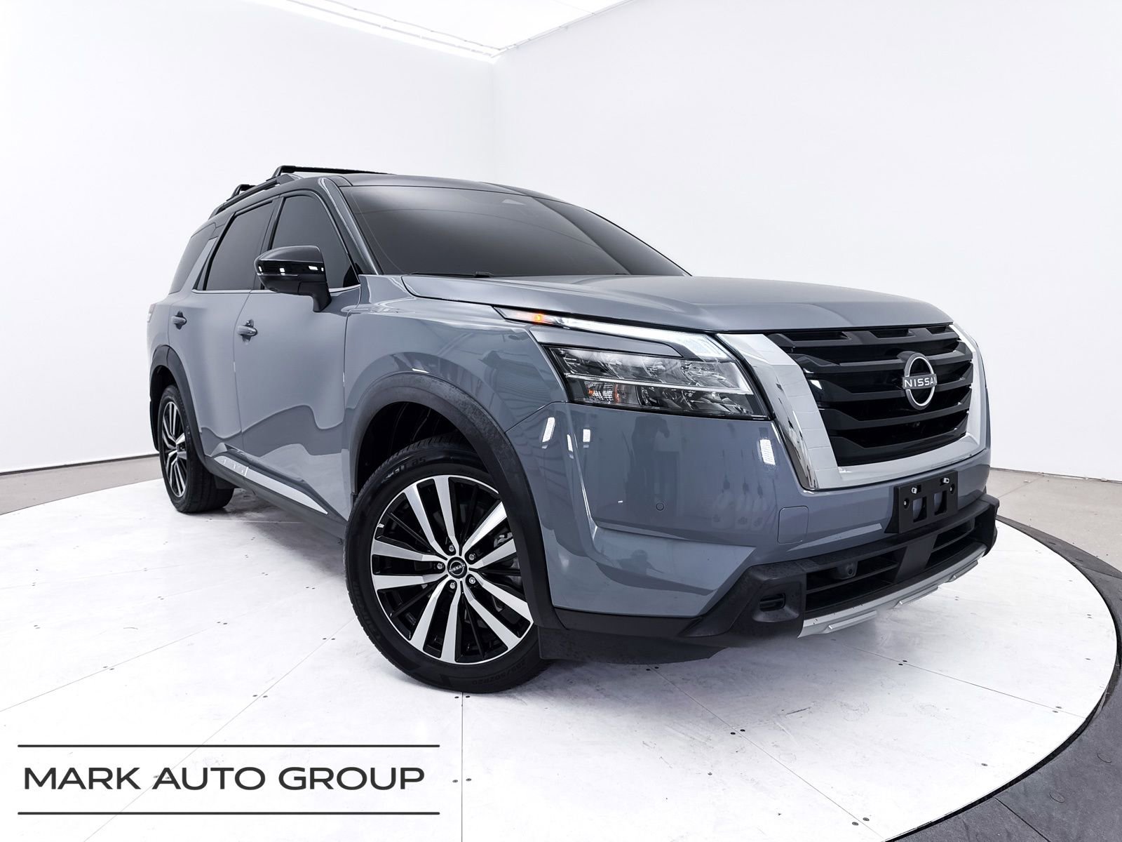 Used 2024 Nissan Pathfinder Platinum image 1