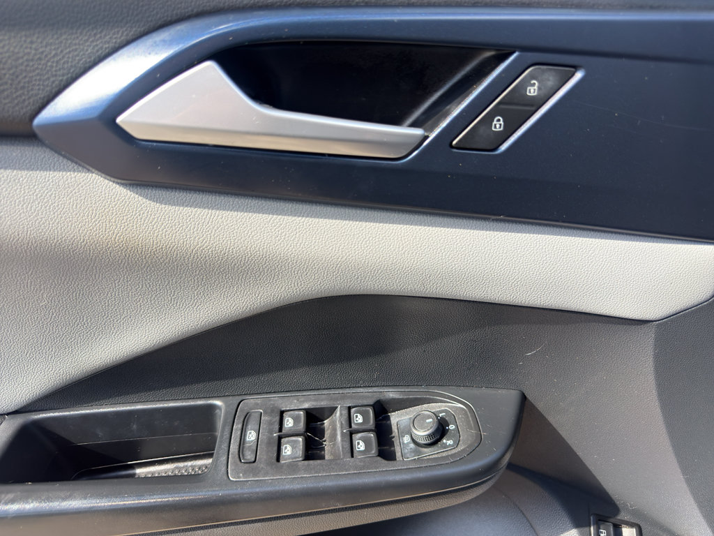 Used 2023 Volkswagen Taos SE w/ Panoramic Sunroof Package FWD image 25