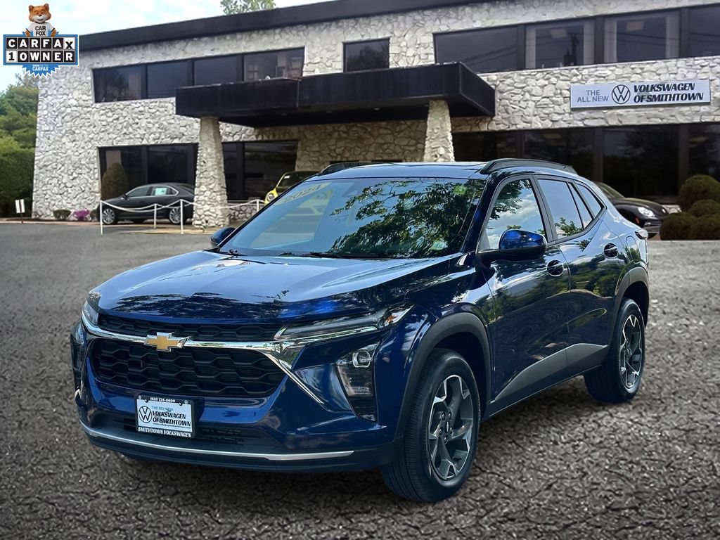 Used 2024 Chevrolet Trax LT w/ Sunroof Package FWD image 2