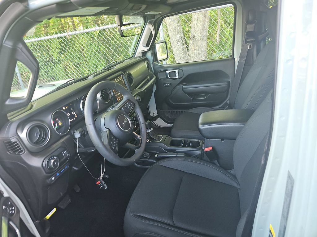 Used 2023 Jeep Wrangler Unlimited w/ Cold Weather Group AWD/4WD image 5