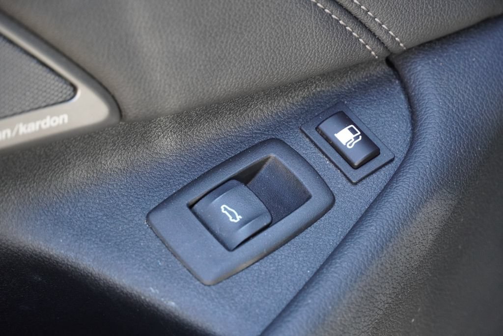 Used 2022 BMW 530e w/ Premium Package RWD image 24