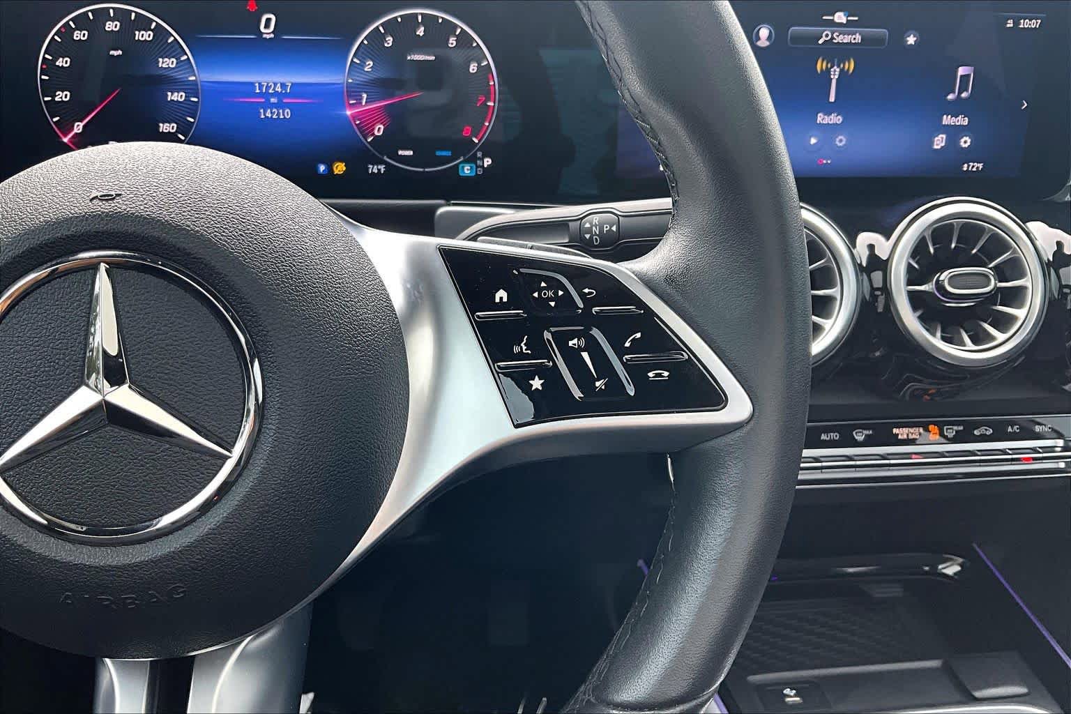 Used 2025 Mercedes-Benz GLB 250 image 24