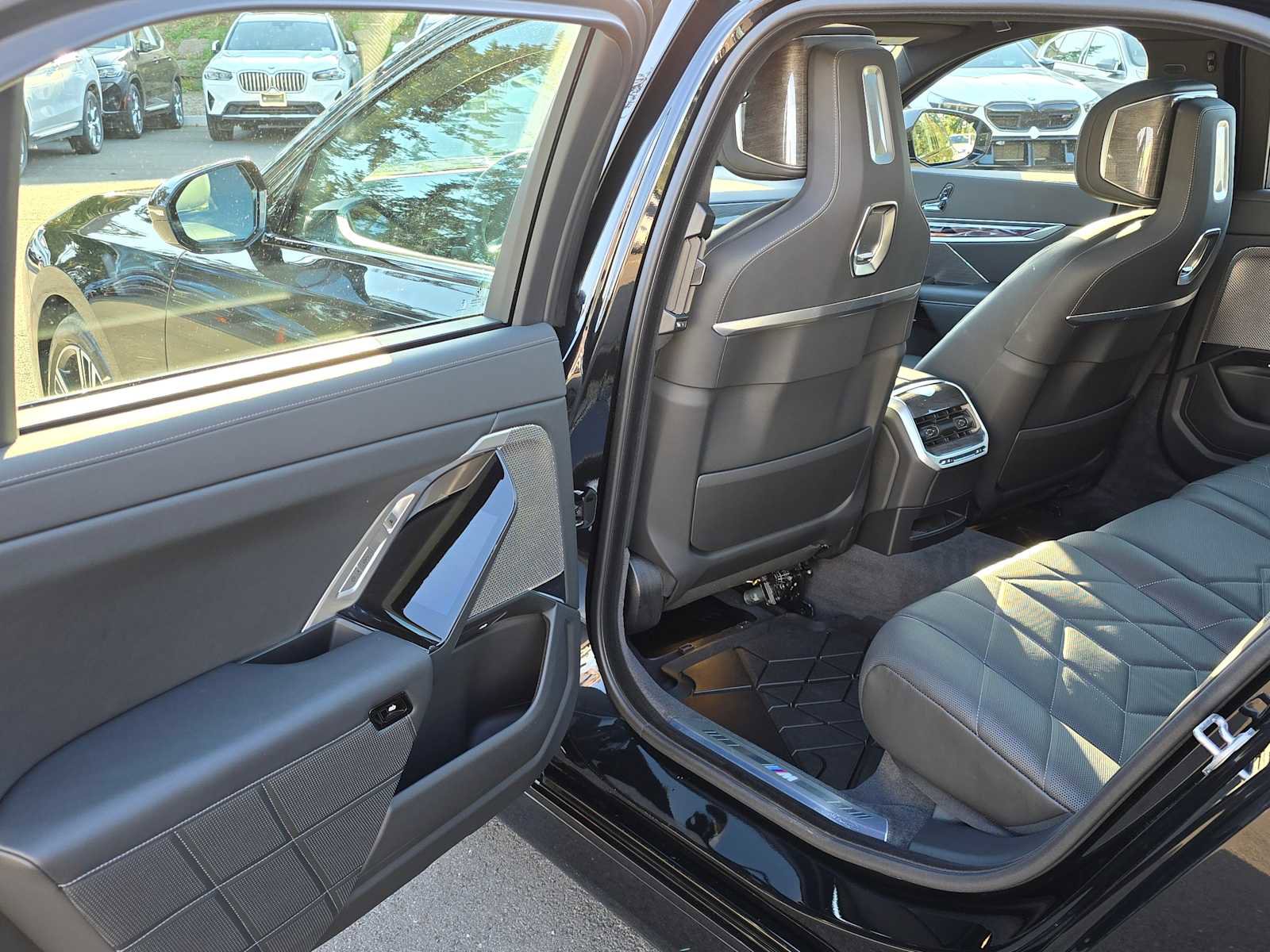 Used 2024 BMW i7 xDrive60 AWD/4WD image 15
