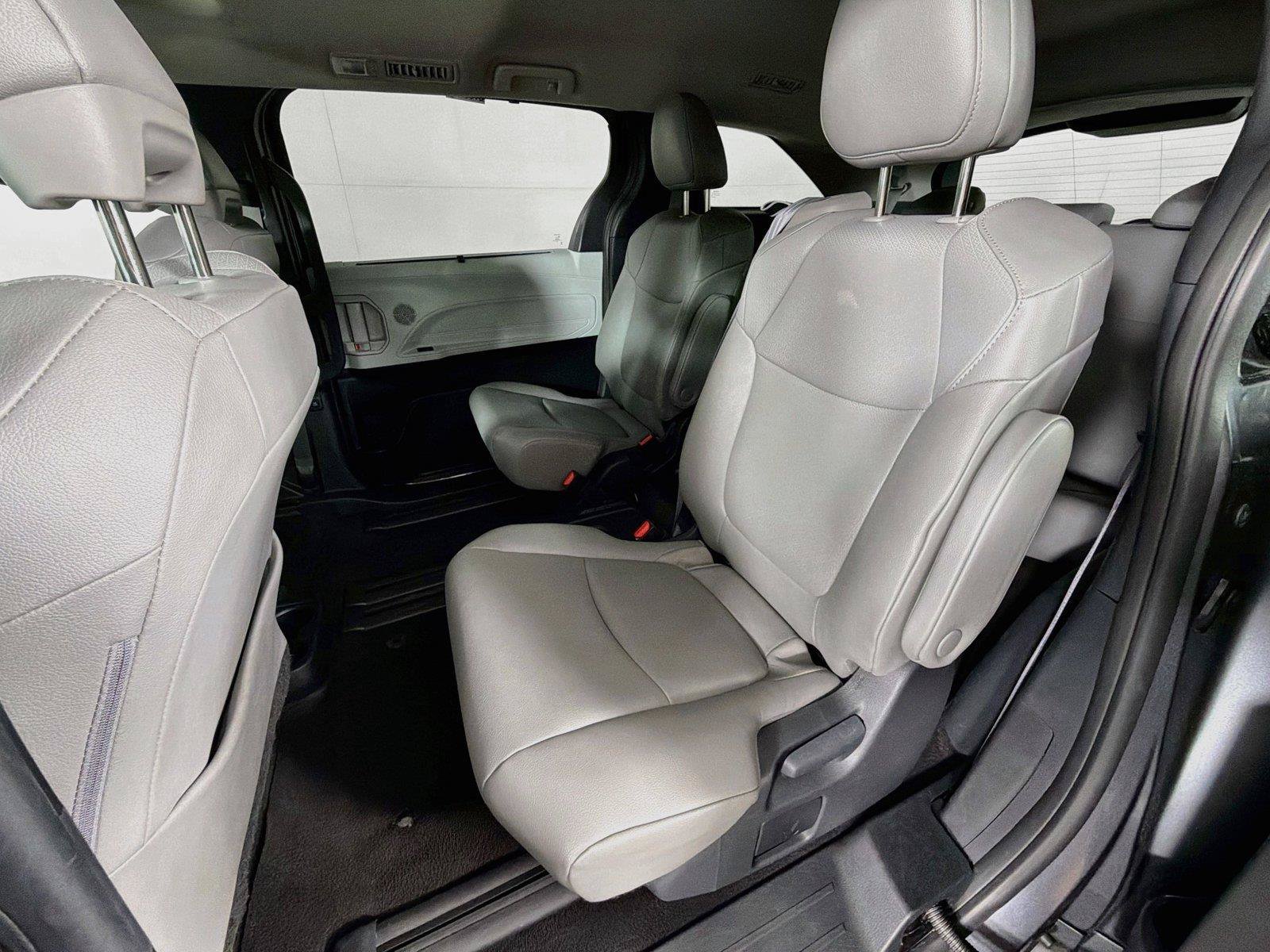 Used 2025 Toyota Sienna XLE FWD image 26