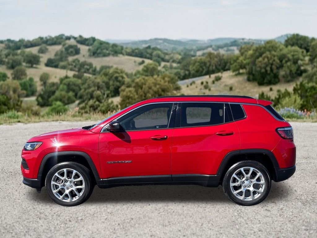 Used 2024 Jeep Compass Latitude AWD/4WD image 3