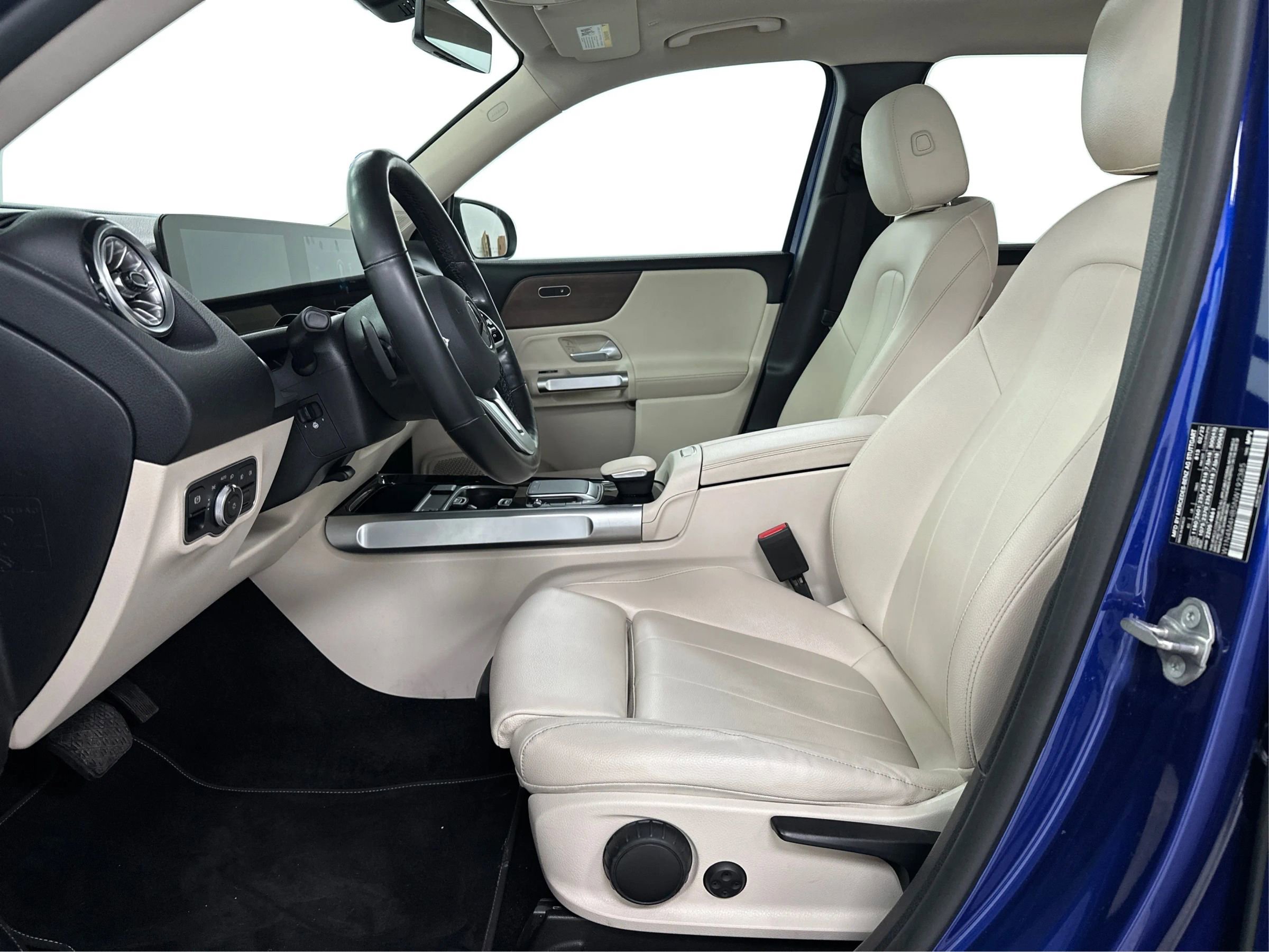 Used 2022 Mercedes-Benz GLB 250 4MATIC w/ Premium Package Lite image 9