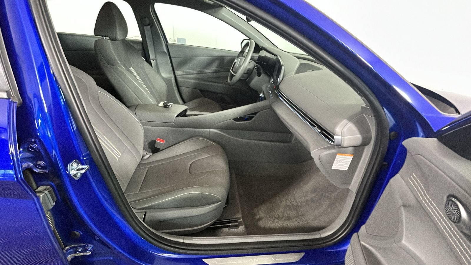 Certified 2025 Hyundai Elantra SEL FWD image 30