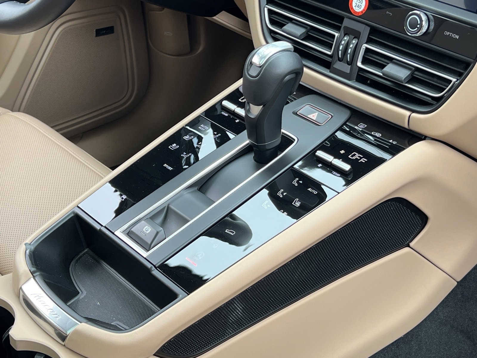 Certified 2025 Porsche Macan image 32