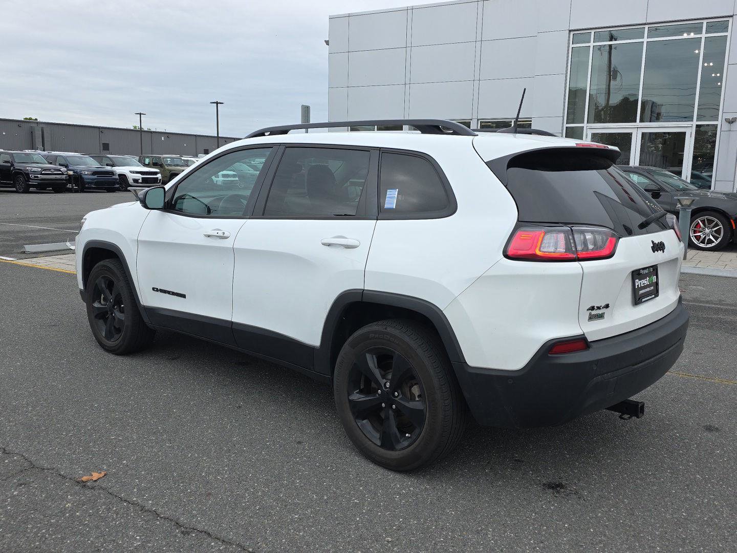Used 2023 Jeep Cherokee Altitude Lux w/ Mopar Interior Package AWD/4WD image 11