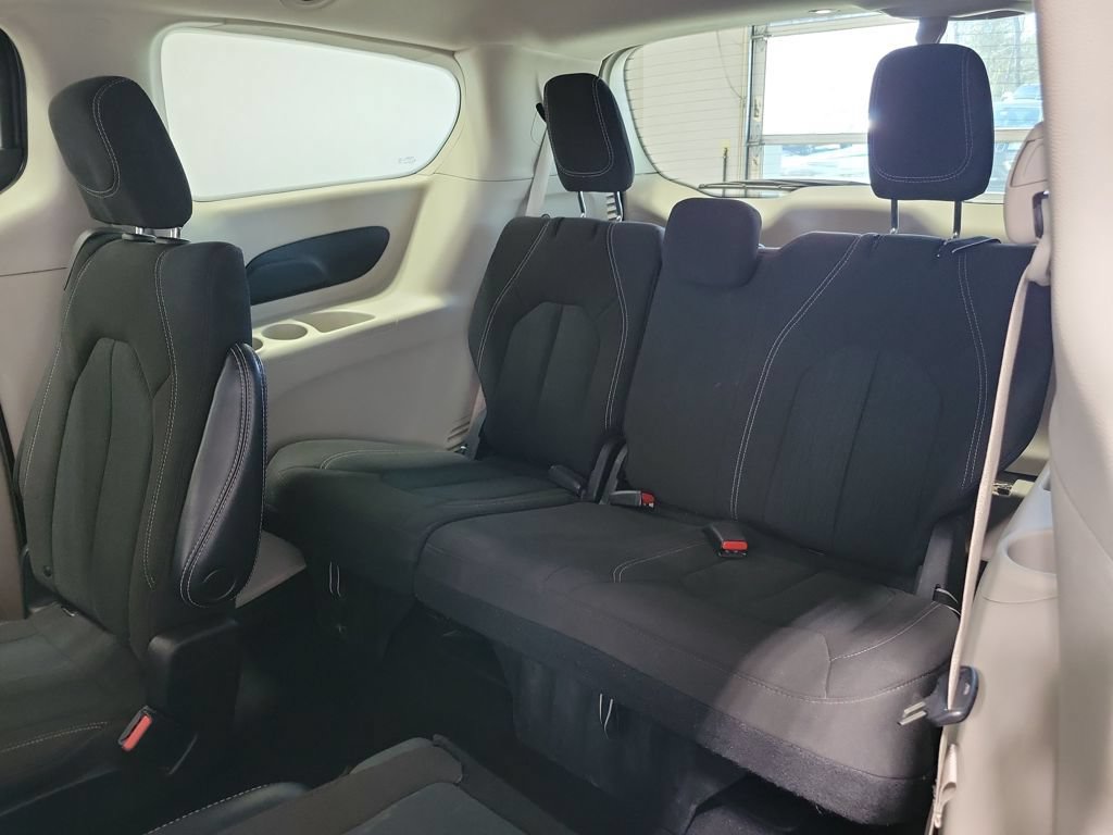 Used 2023 Chrysler Voyager LX FWD image 9