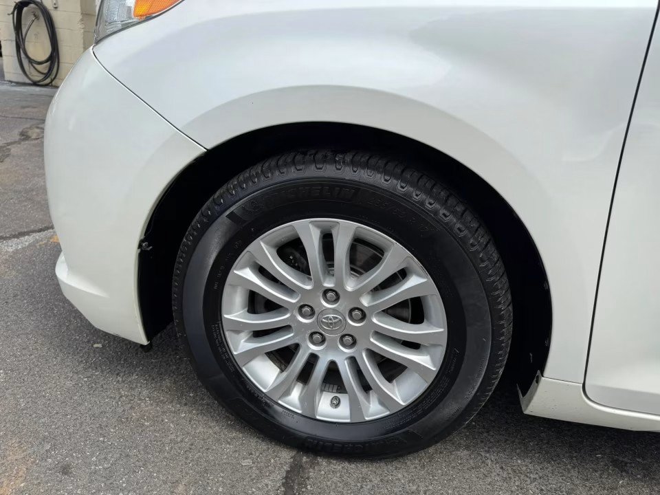 Used 2015 Toyota Sienna XLE FWD image 9