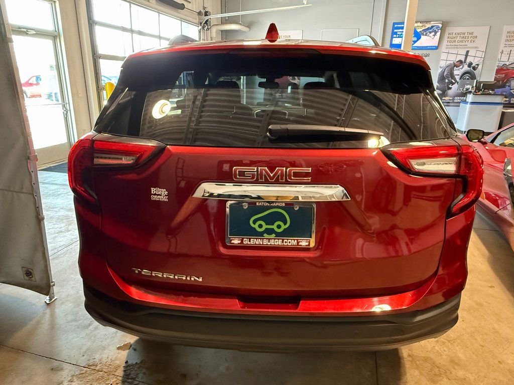 Certified 2022 GMC Terrain SLE w/ Driver Convenience Package image 4