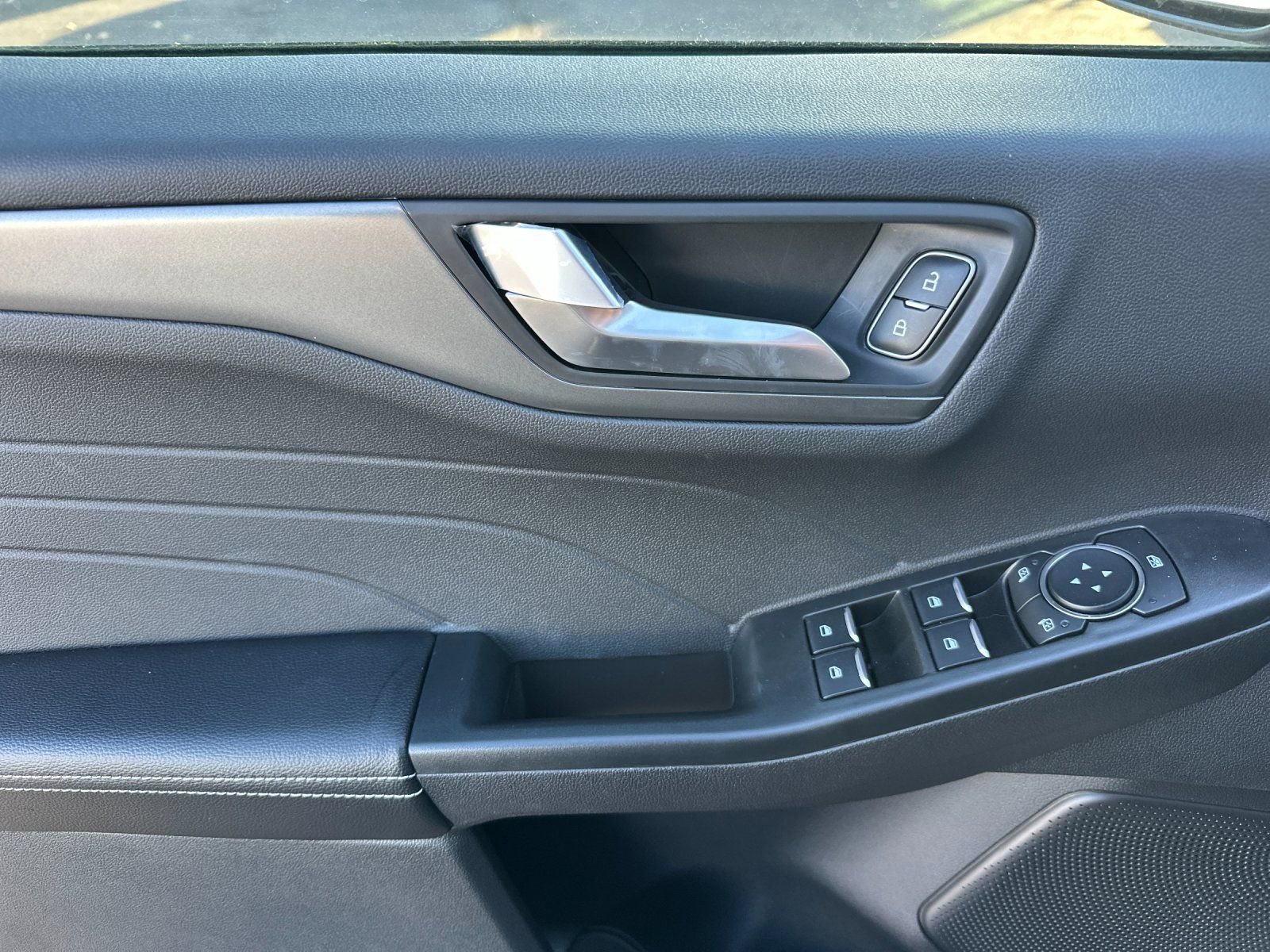 Used 2024 Ford Escape SE image 11