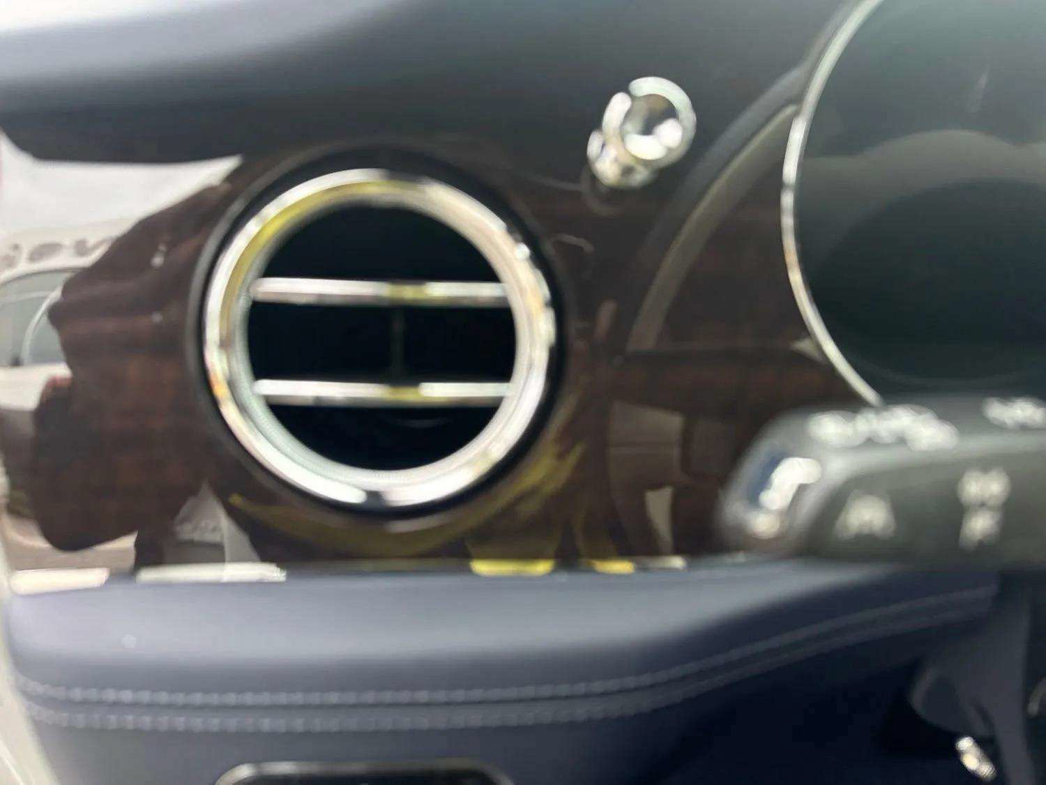 Certified 2025 Bentley Bentayga AWD/4WD image 30