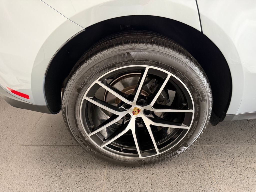 Certified 2026 Porsche Macan AWD/4WD image 12