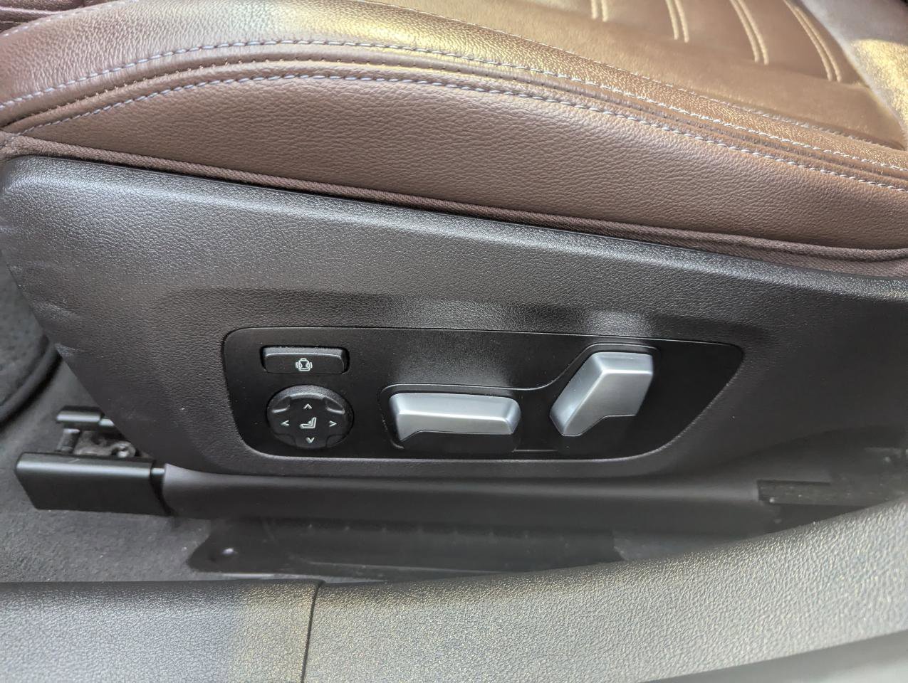 Used 2020 BMW 330i xDrive Sedan w/ Premium Package image 16