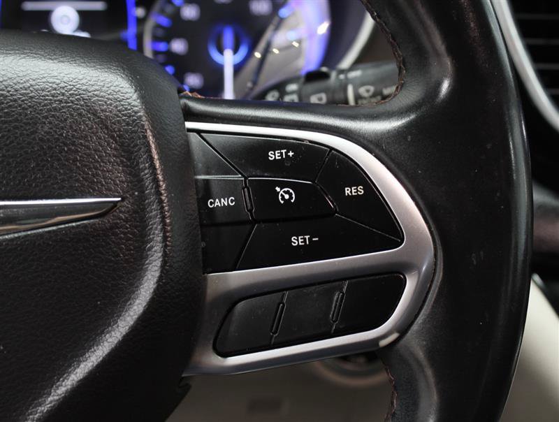 Used 2018 Chrysler Pacifica Touring-L FWD image 13
