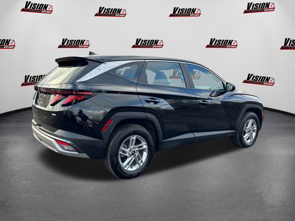 Certified 2025 Hyundai Tucson SE image 5
