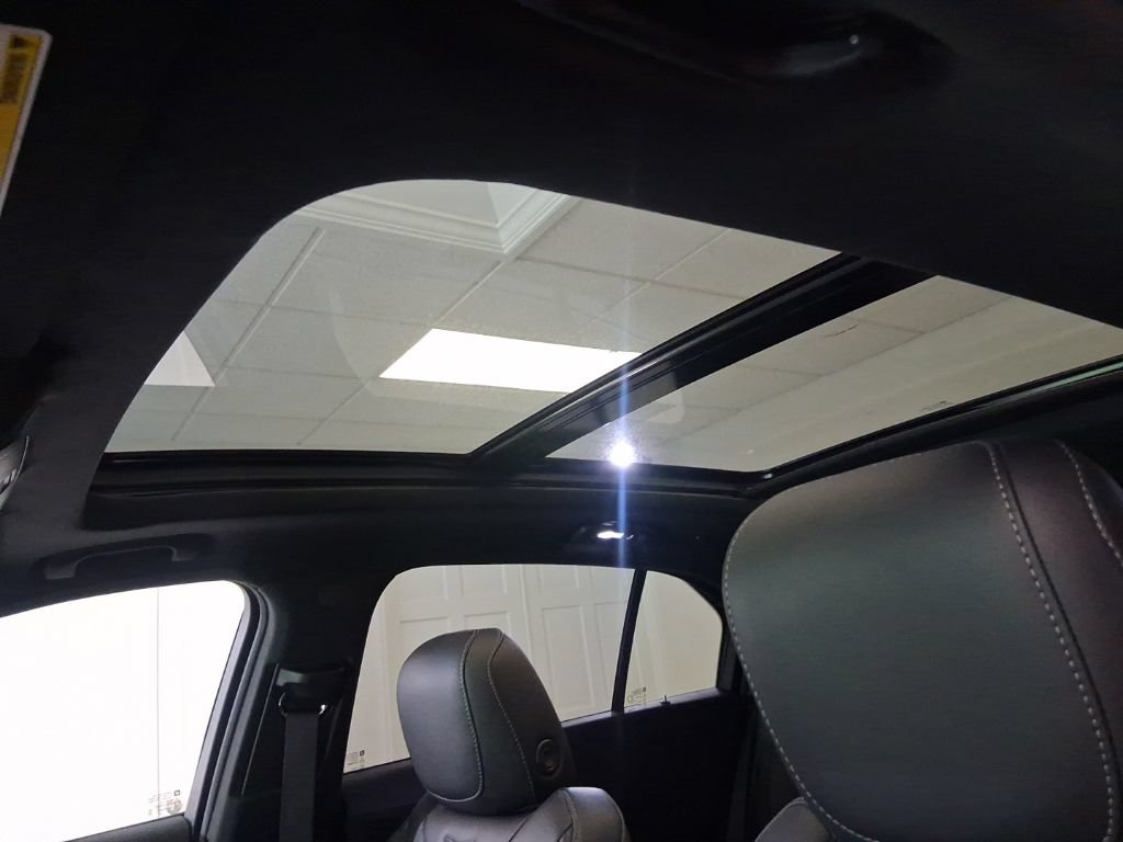 Used 2023 Cadillac XT4 Premium Luxury w/ Cold Weather Package AWD/4WD image 16