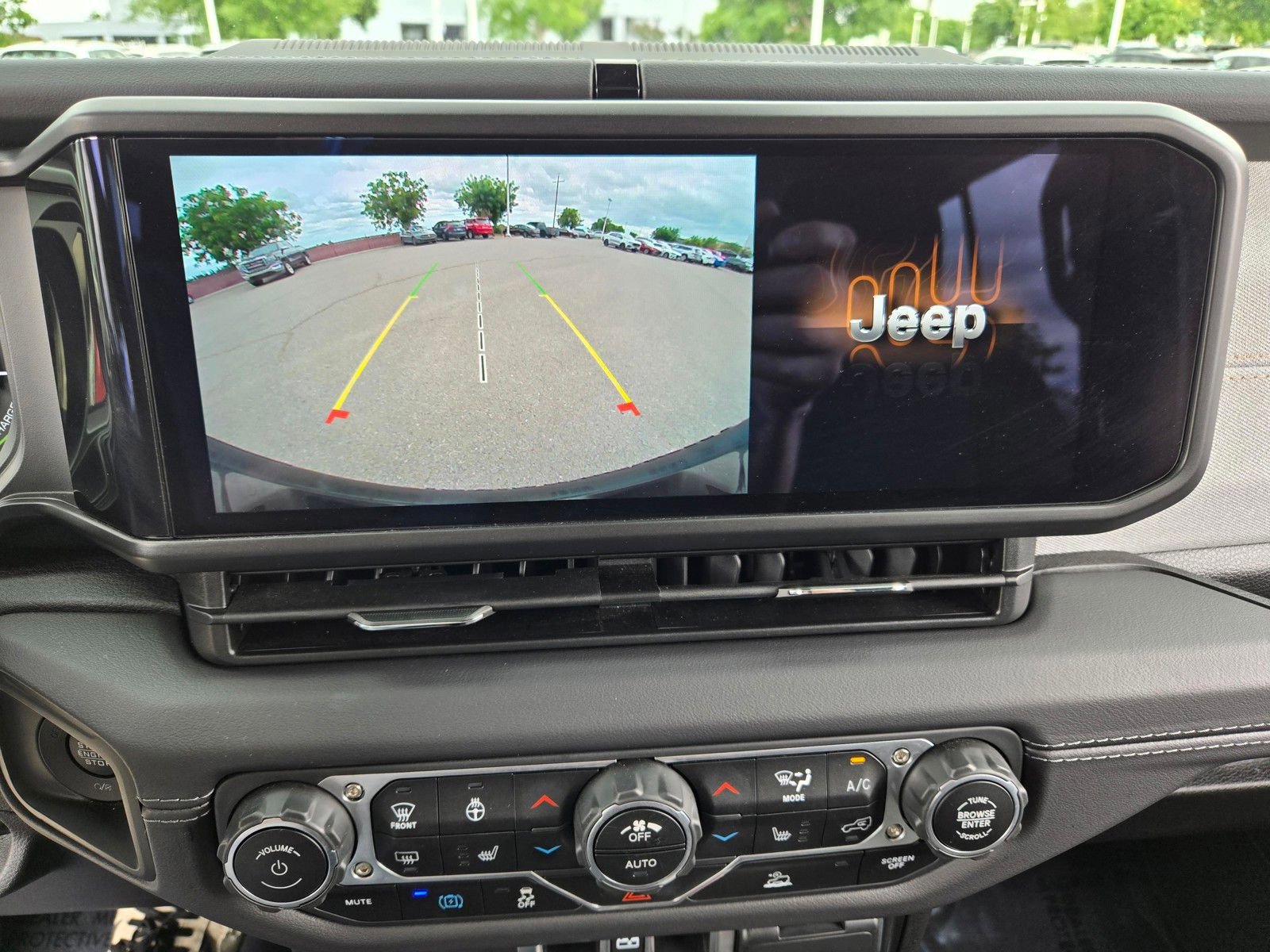 Used 2025 Jeep Wrangler Unlimited Sahara AWD/4WD image 19