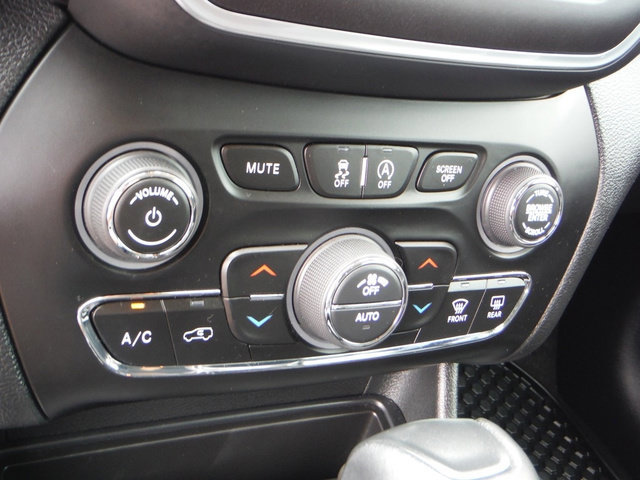 Used 2022 Jeep Cherokee Trailhawk w/ Comfort/Convenience Group AWD/4WD image 28