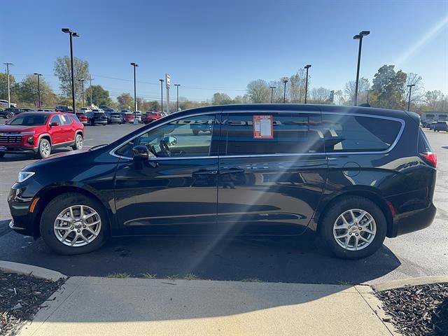 Used 2023 Chrysler Pacifica Touring-L FWD image 4