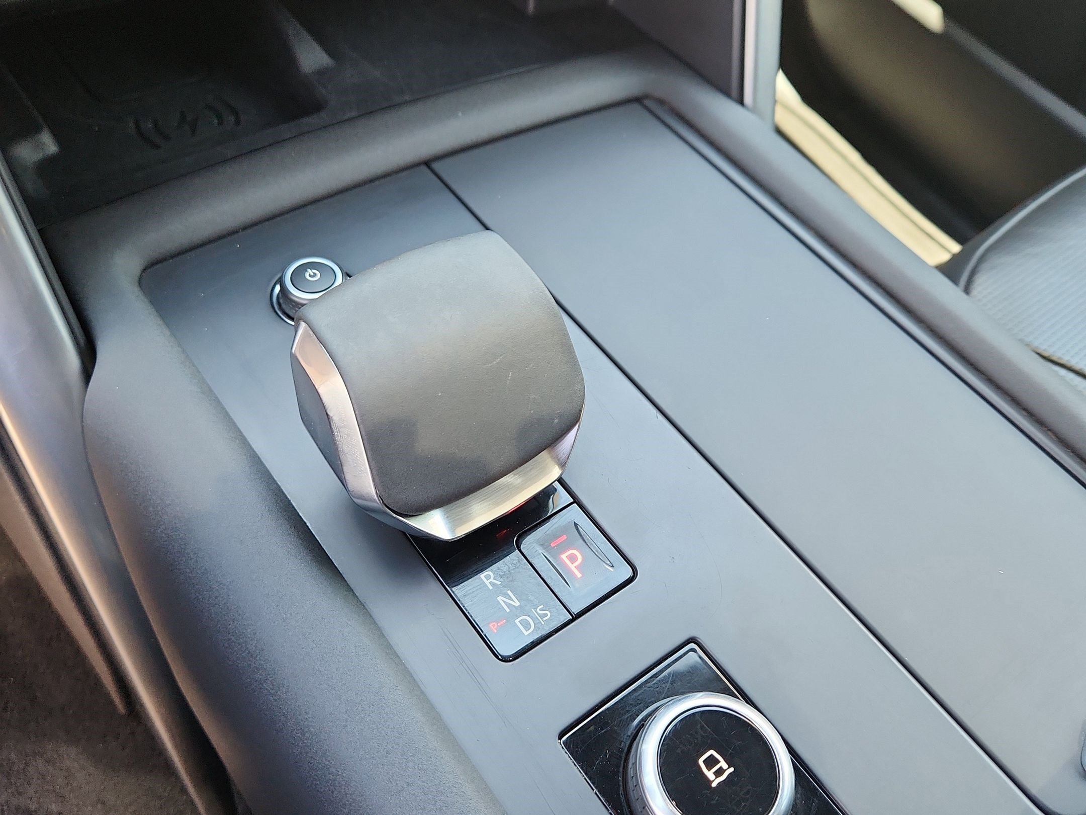 Used 2024 Land Rover Discovery Metropolitan Edition AWD/4WD image 18