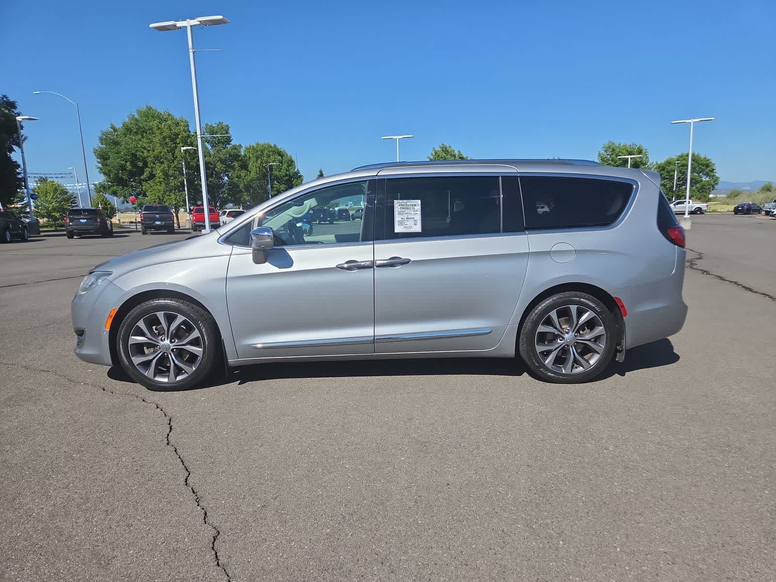 Used 2017 Chrysler Pacifica Limited FWD image 11