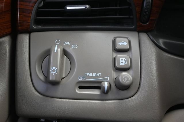 Used 2004 Cadillac De Ville w/ Equipment Group FWD image 24
