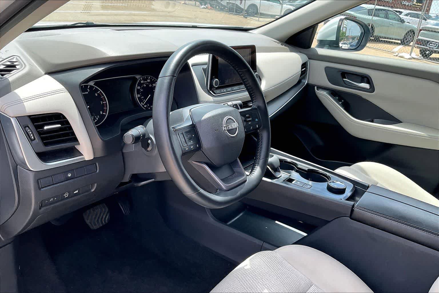 Used 2025 Nissan Rogue SV AWD/4WD image 2