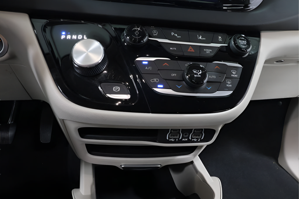 Used 2023 Chrysler Pacifica Touring-L FWD image 9