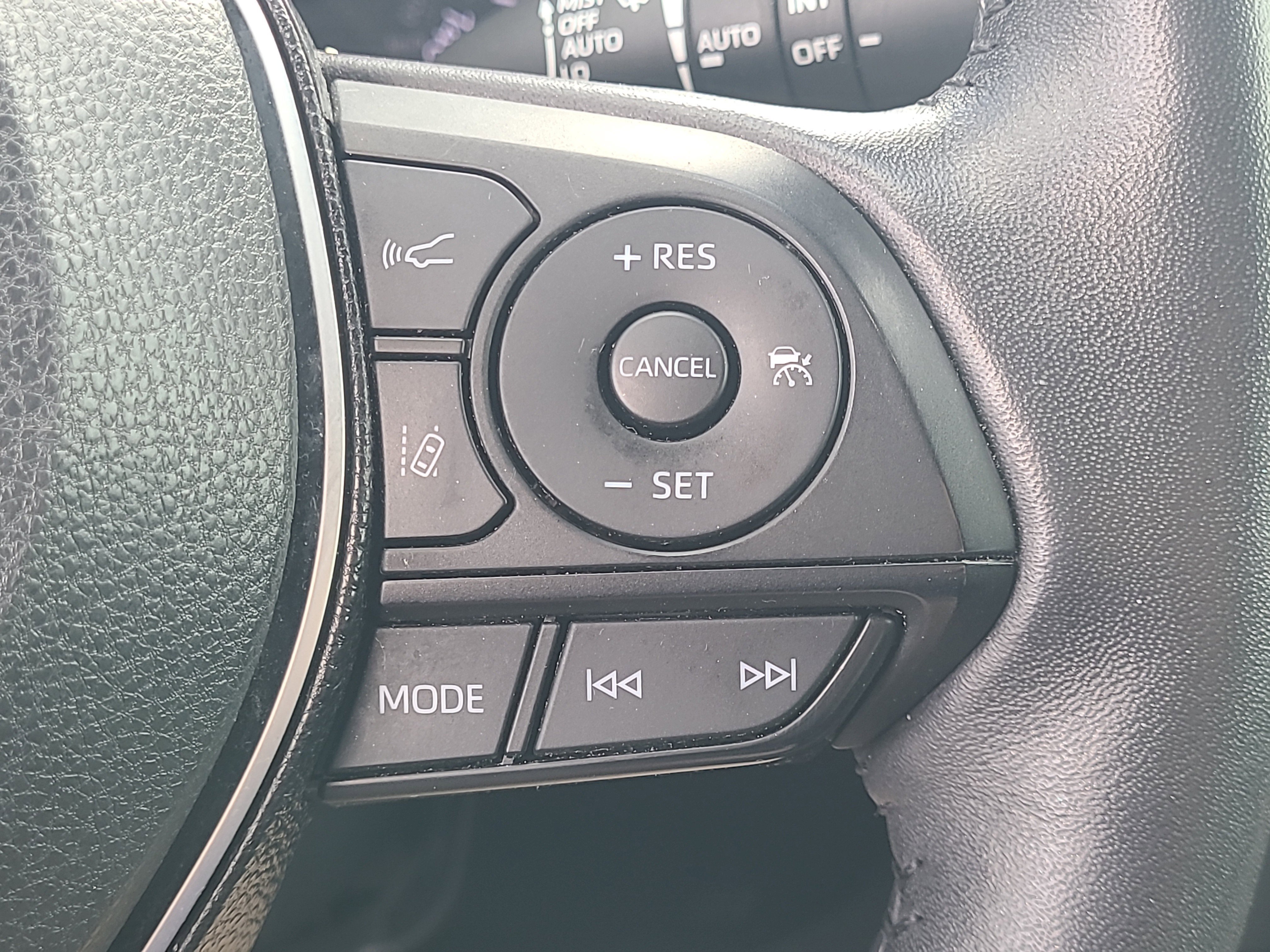 Used 2021 Toyota RAV4 XLE Premium image 21