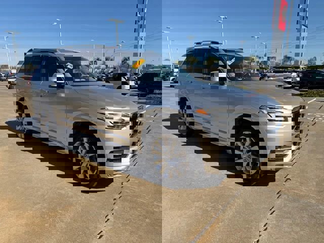 Used 2017 Volvo XC90 T6 Momentum w/ Vision Package image 5