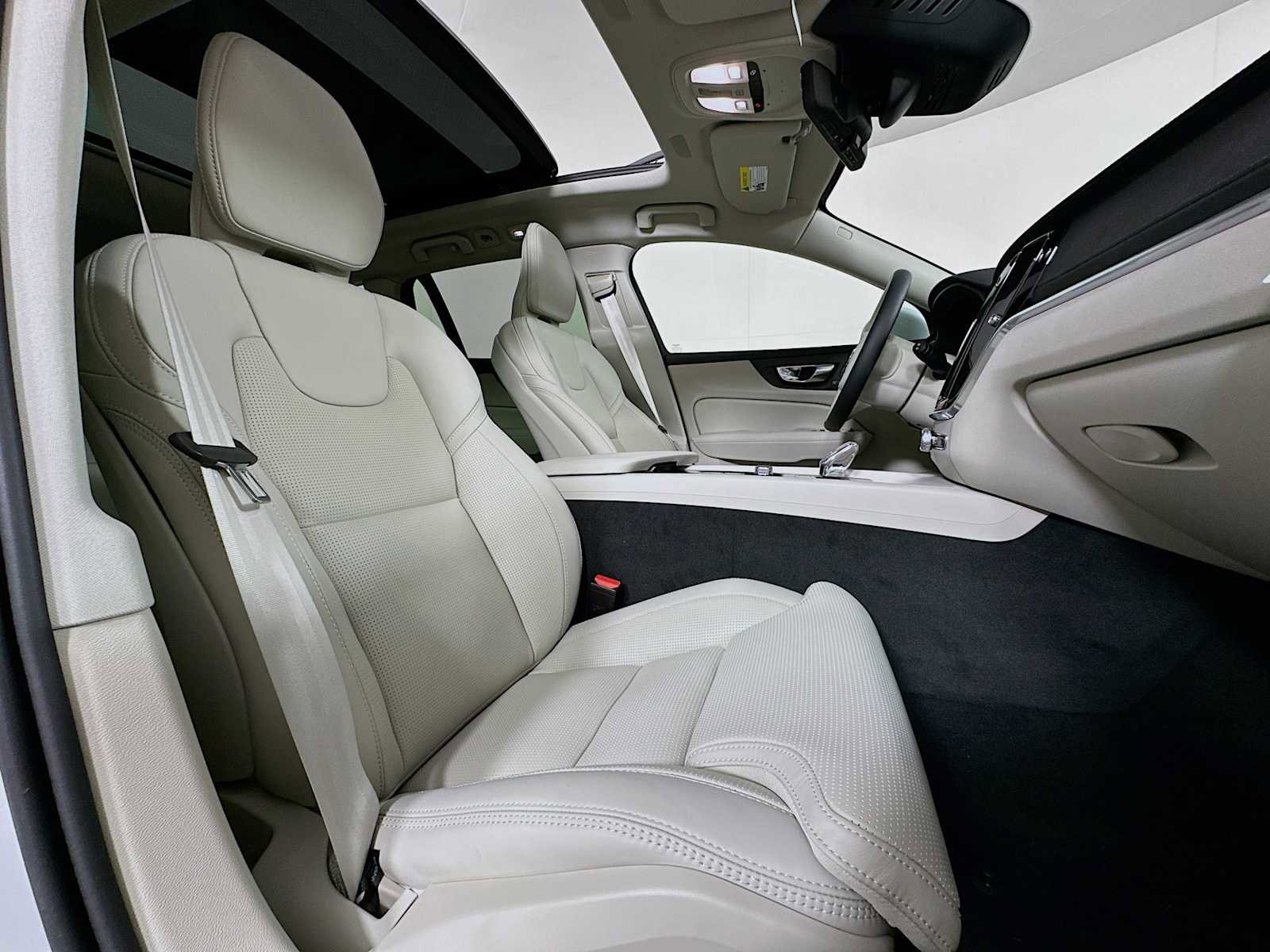 Used 2025 Volvo V60 B5 Cross Country Ultra w/ Climate Package image 26